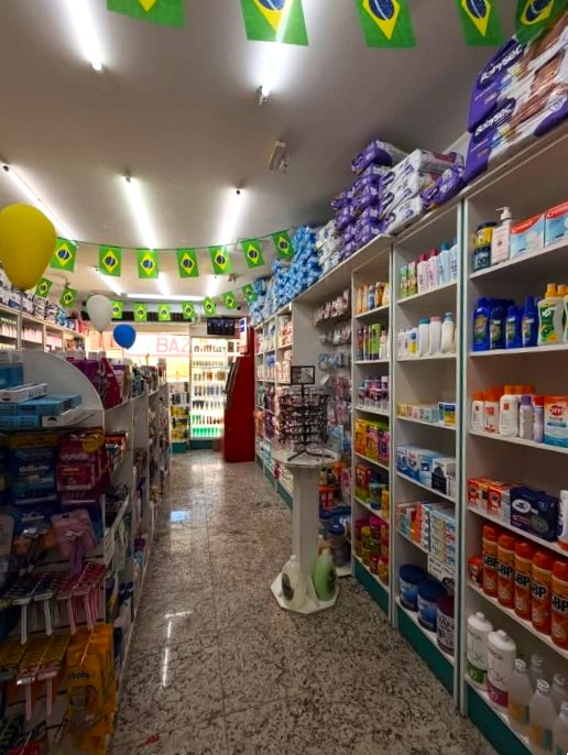 Profissional atendendo uma cliente em uma drogaria organizada